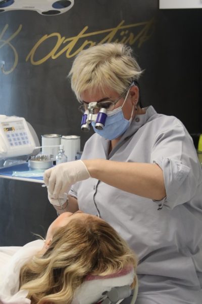 Avrupa Estetik Diş Hekimliği Akademisi Üyesi, Divas in Dentistry Türkiye Temsilcisi, Dental Estetik Center Kurucusu Dt. Güzin Kırsaçlıoğlu 