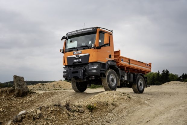 At 3,050 millimetres, the all-wheel drive MAN TGM 13.390 4x4 BL sets itself apart with its extremely short wheelbase. For winter service, it is equipped with a front mounting plate and raised winter-service lighting.<br />
DE: Den kürzesten Radstand von 3050 Millimetern zeichnet den allradangetriebenen MAN TGM 13.390 4x4 BL aus. Für den Winterdienst ist er mit einer Frontanbauplatte und hochgesetzter Winterdienstbeleuchtung ausgestattet.<br />
EN: At 3,050 millimetres, the all-wheel drive MAN TGM 13.390 4x4 BL sets itself apart with its extremely short wheelbase. For winter service, it is equipped with a front mounting plate and raised winter-service lighting.